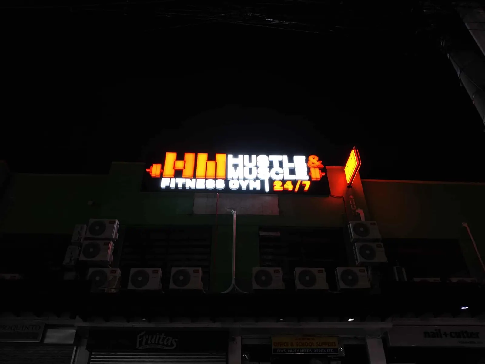 Hustle & Muscle - LED gym facade sign
