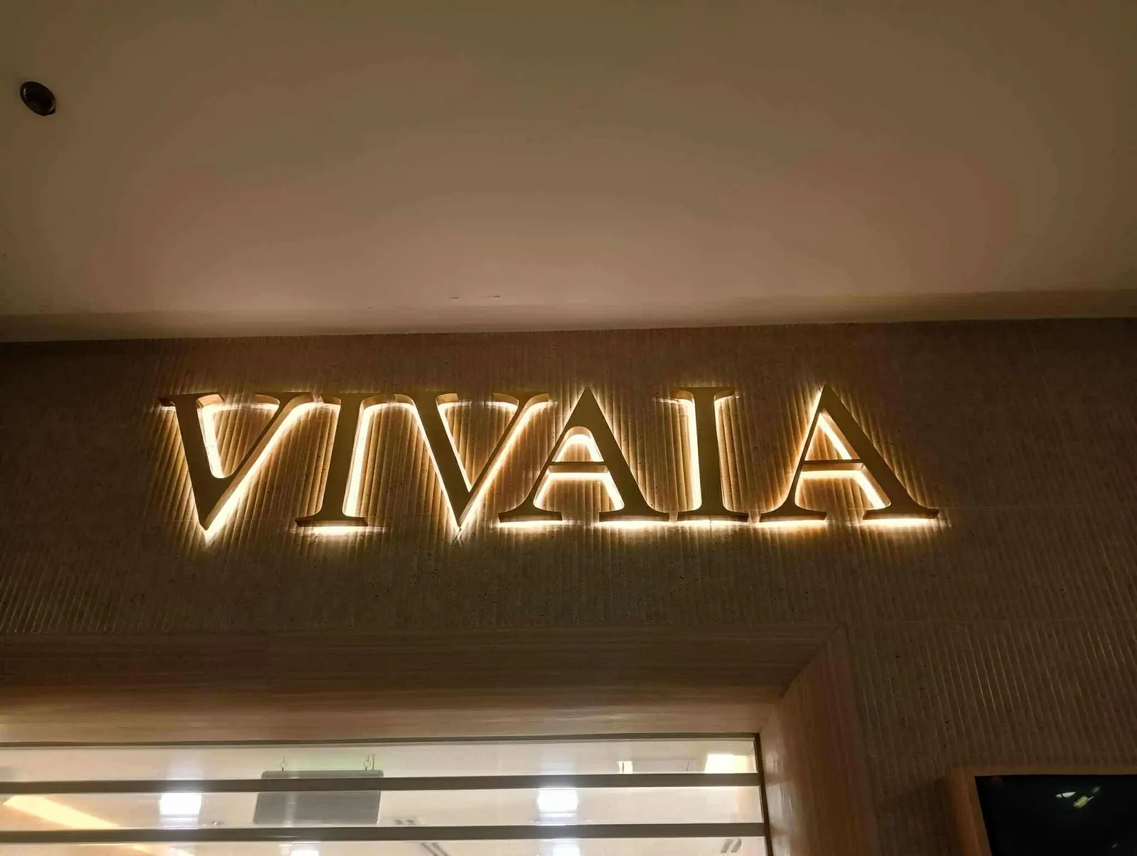 VIVAIA - Halo-lit wall letters